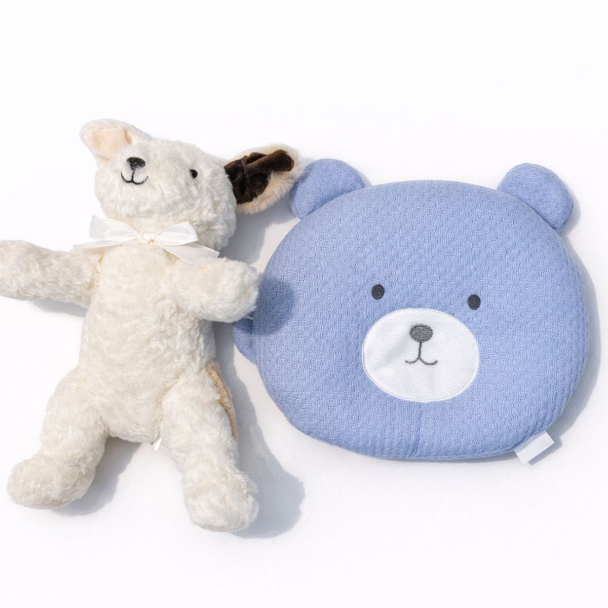 Jastëk ergonomik për bebe + lodër pelushi (set)