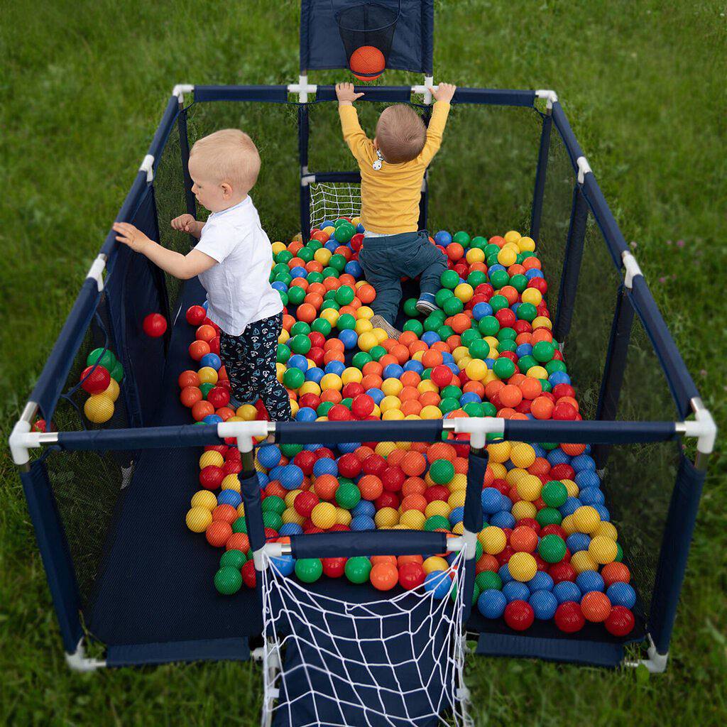 Vendlojë me topa dhe kosh të basketbollit