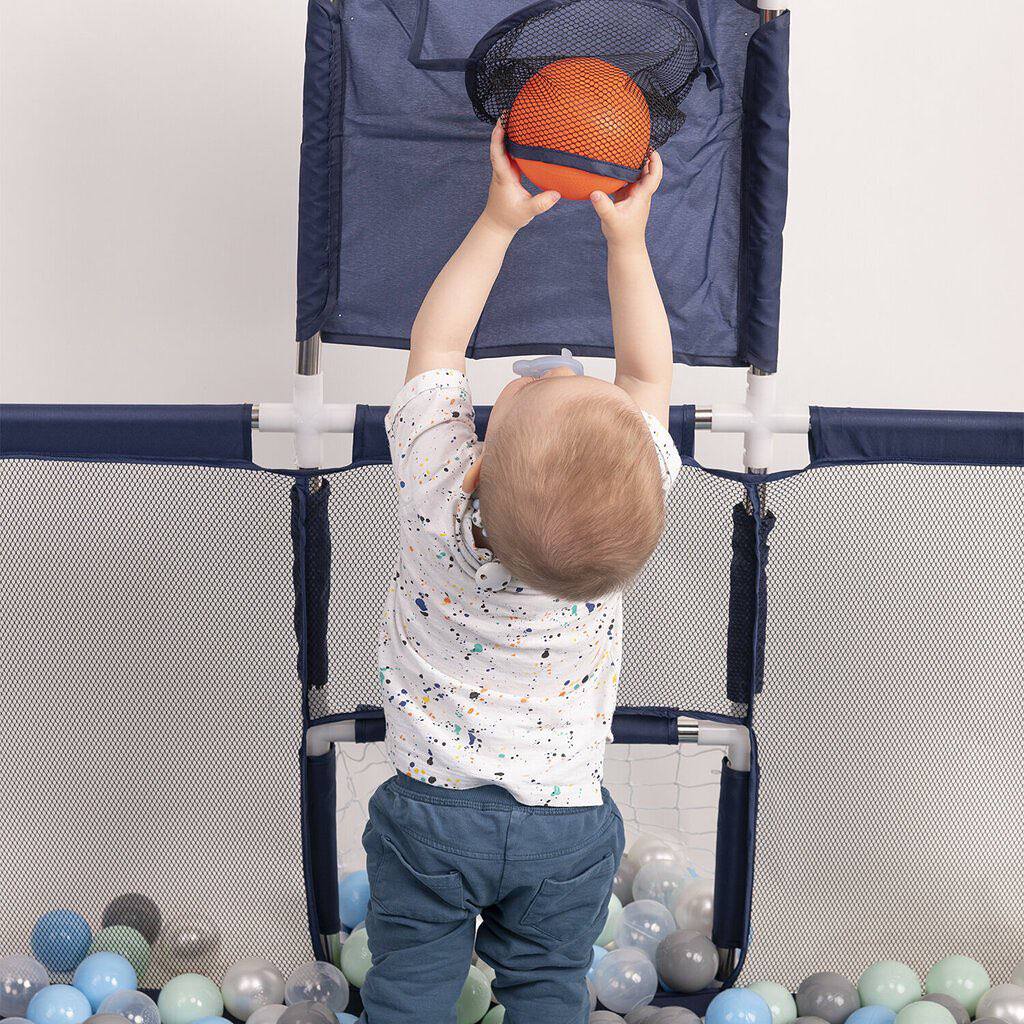 Vendlojë me topa dhe kosh të basketbollit
